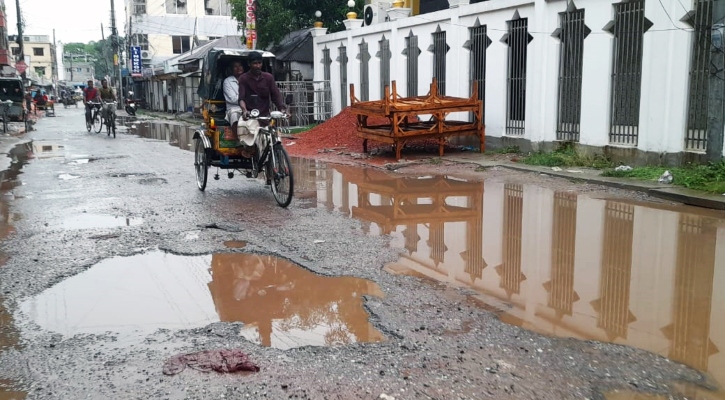 খানা-খন্দে ভরা রাস্তা, বৃষ্টি হলেই দুর্ভোগ